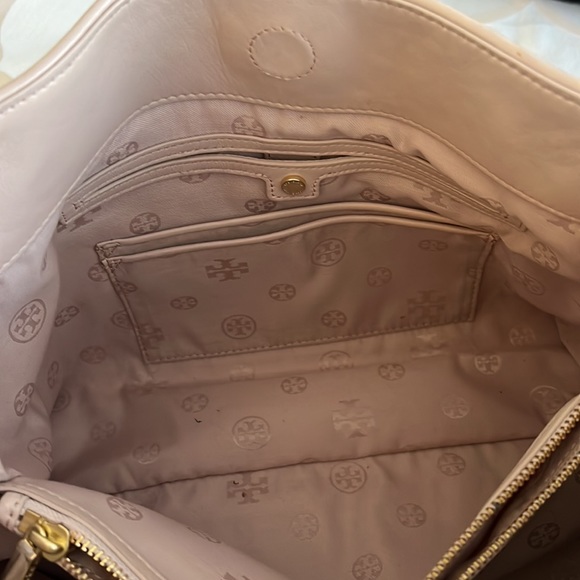 Tory Burch Marion Quilted Chain Shoulder Bag. Color is Light Oak. - Picture 5 of 6